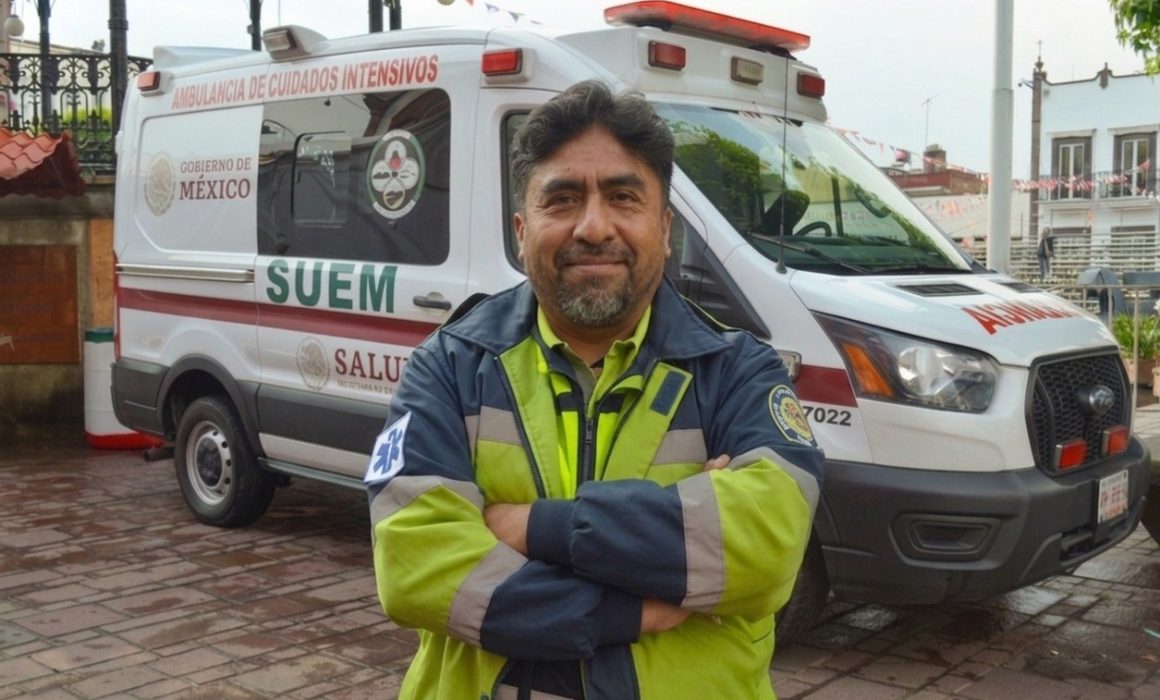 Él es Ricardo, el paramédico que ha dedicado su vida a salvar a otros