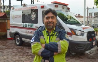 Él es Ricardo, el paramédico que ha dedicado su vida a salvar a otros