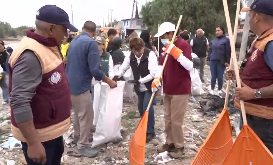 Encabeza Delfina Gómez limpieza masiva en canales de Chimalhuacán