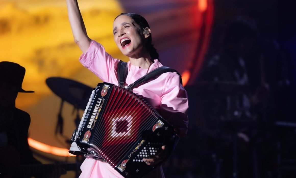 Encanta Julieta Venegas con concierto romántico, nostálgico y vivencial