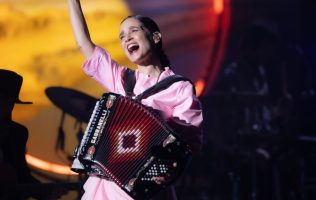 Encanta Julieta Venegas con concierto romántico, nostálgico y vivencial