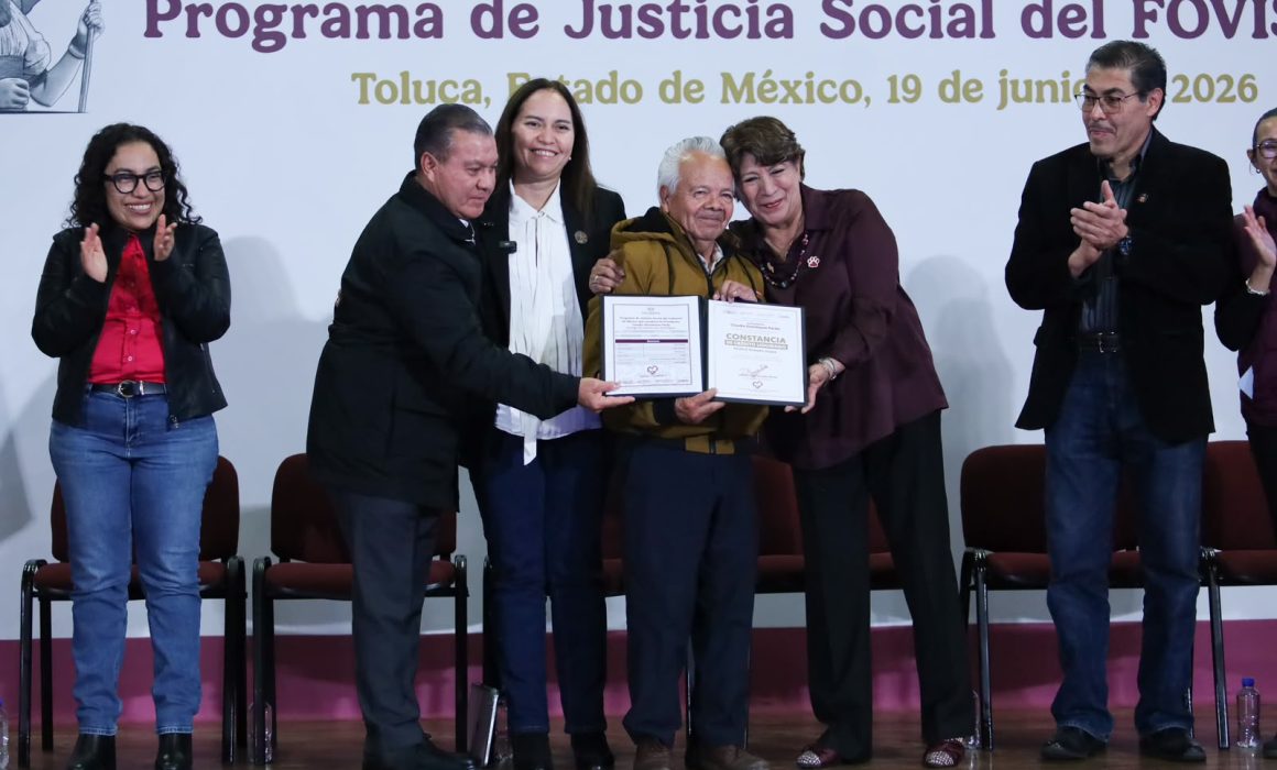Entrega Delfina Gómez finiquitos del Fovissste a familias del Edomex