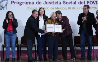 Entrega Delfina Gómez finiquitos del Fovissste a familias del Edomex