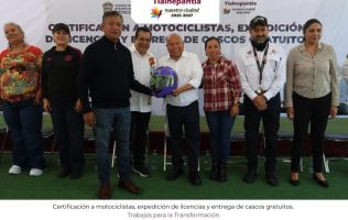 Entrega Juan Hugo cascos y certifica a motociclistas en Tlalnepantla