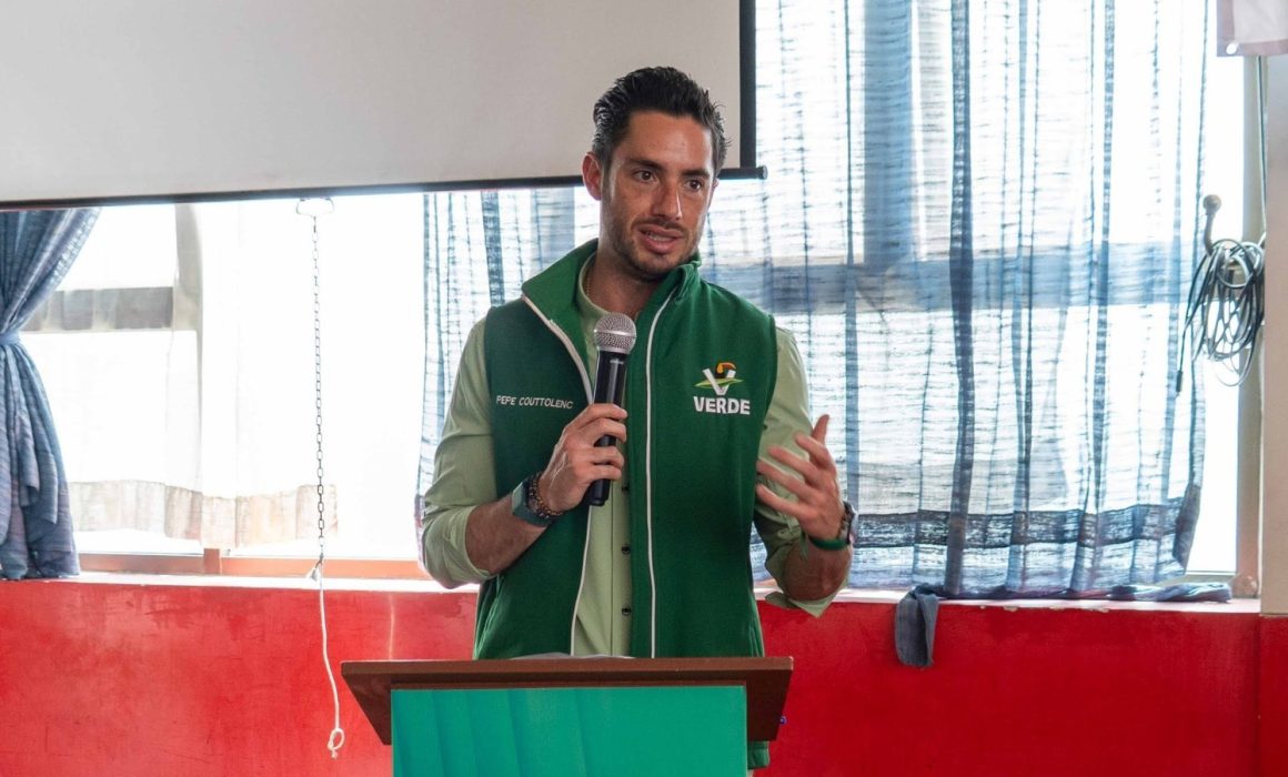 Entrega Pepe Couttolenc tinacos para familias de Almoloya Juárez