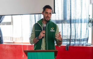 Entrega Pepe Couttolenc tinacos para familias de Almoloya Juárez