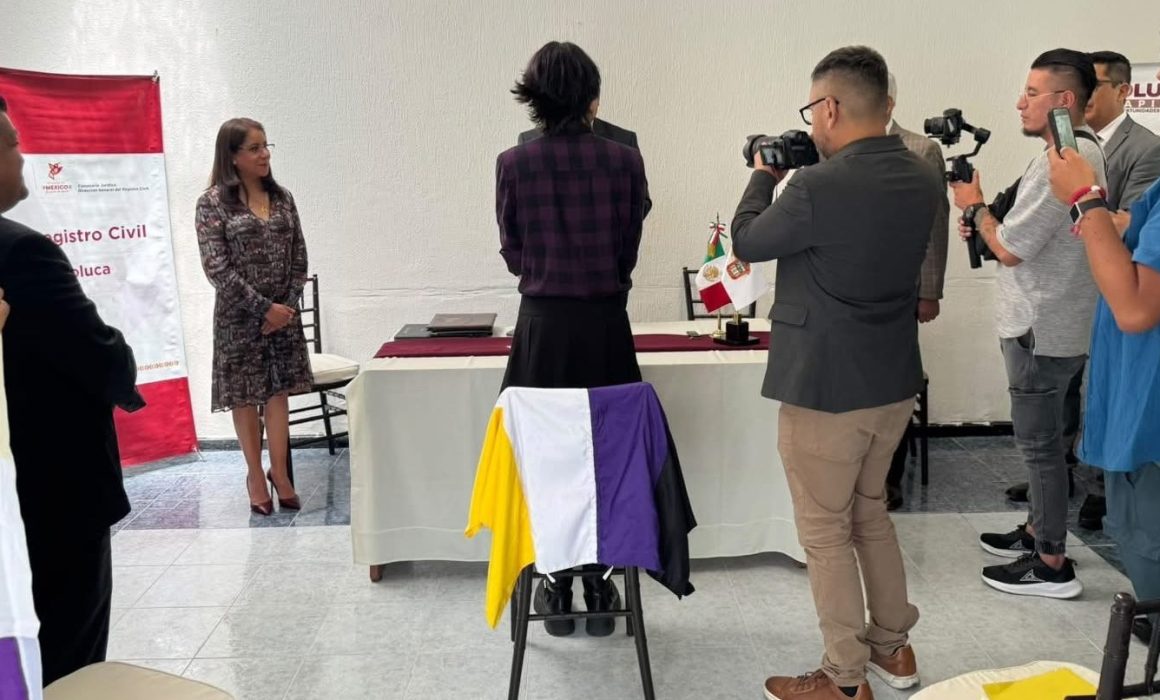 Entrega Registro Civil de Toluca primera acta para persona no binaria