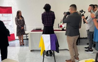 Entrega Registro Civil de Toluca primera acta para persona no binaria