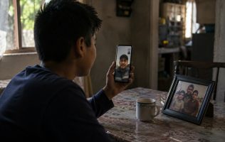 Esperan una videollamada para celebrar el Día del Padre