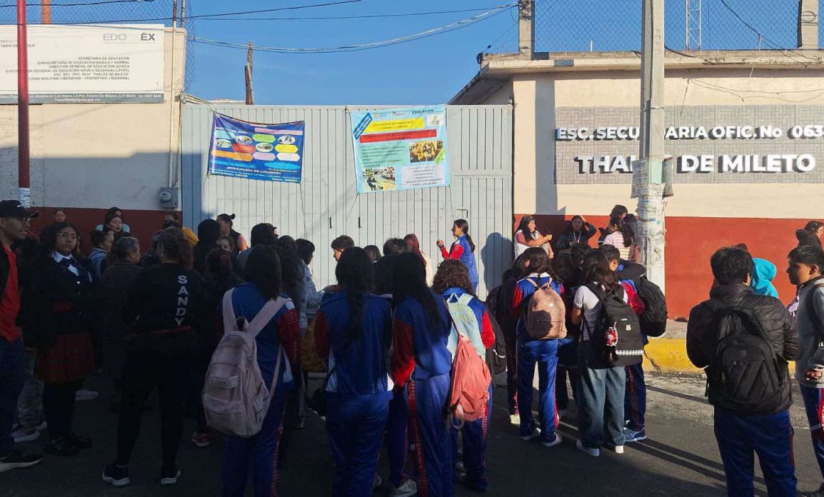 Estallan en huelga padres de familia en secundaria de Neza; esto exigen