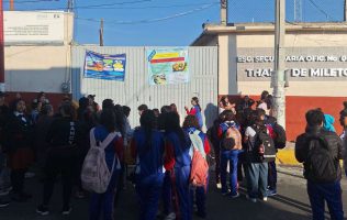 Estallan en huelga padres de familia en secundaria de Neza; esto exigen