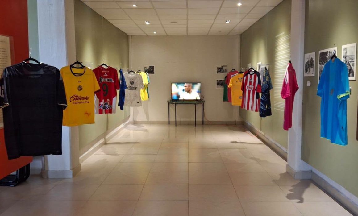 Exhiben en Teoloyucan balones y reliquias del futbol mundial