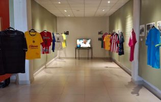 Exhiben en Teoloyucan balones y reliquias del futbol mundial