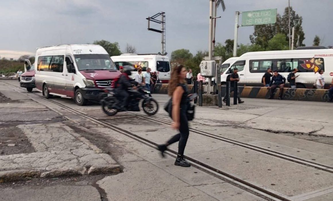 Extorsiona TUTRAM a autobuses; les pide 500 diario para dejarlos operar