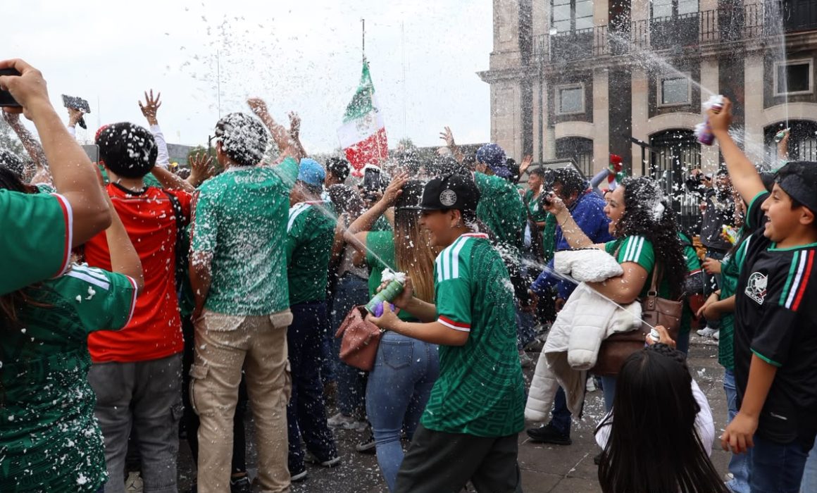 Incumplen veto a la espuma en Toluca durante el festejo nacional