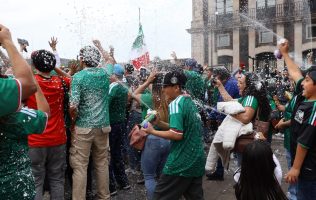Incumplen veto a la espuma en Toluca durante el festejo nacional