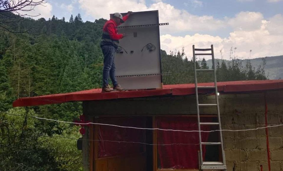 Instalan paneles solares para fortalecer energía limpia en Jilotzingo