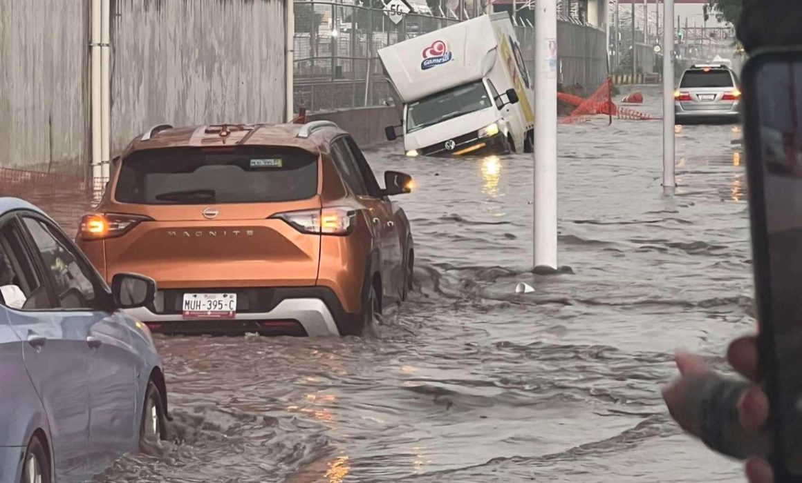 Inunda tormenta la vía López Portillo; Tultitlán queda bajo el agua