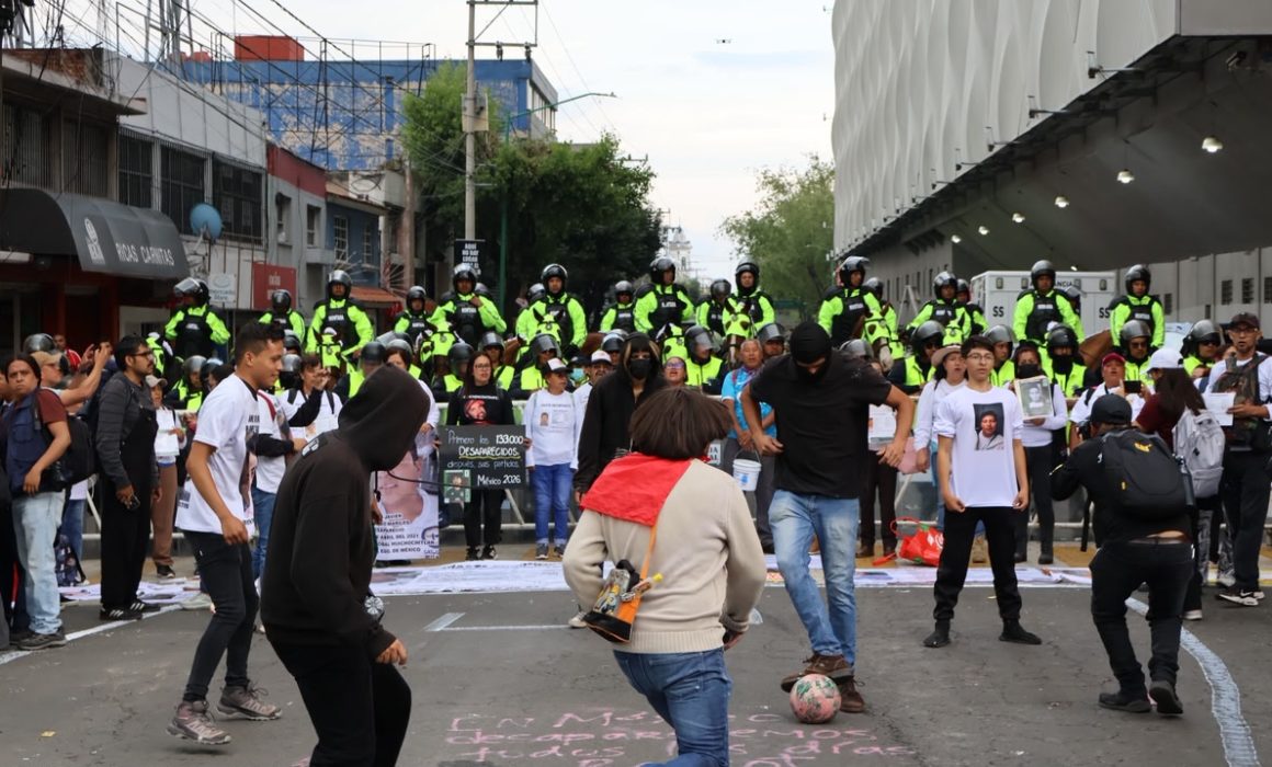 Juegan cascarita familias de desaparecidos, antes del México vs Serbia 