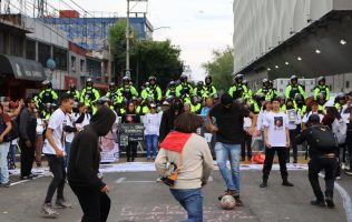 Juegan cascarita familias de desaparecidos, antes del México vs Serbia 