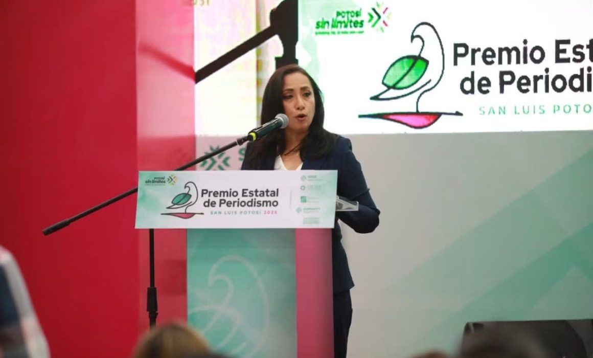 Llama periodista premiada a defender la veracidad ante la desinformación