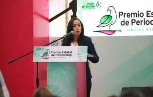 Llama periodista premiada a defender la veracidad ante la desinformación