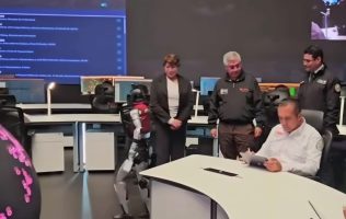 Llegan al C5 del Edomex Robot humanoide y perro robot