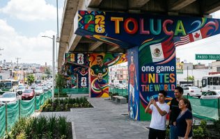 Llenan de color murales mundialistas bajo puentes de Tollocan en Toluca