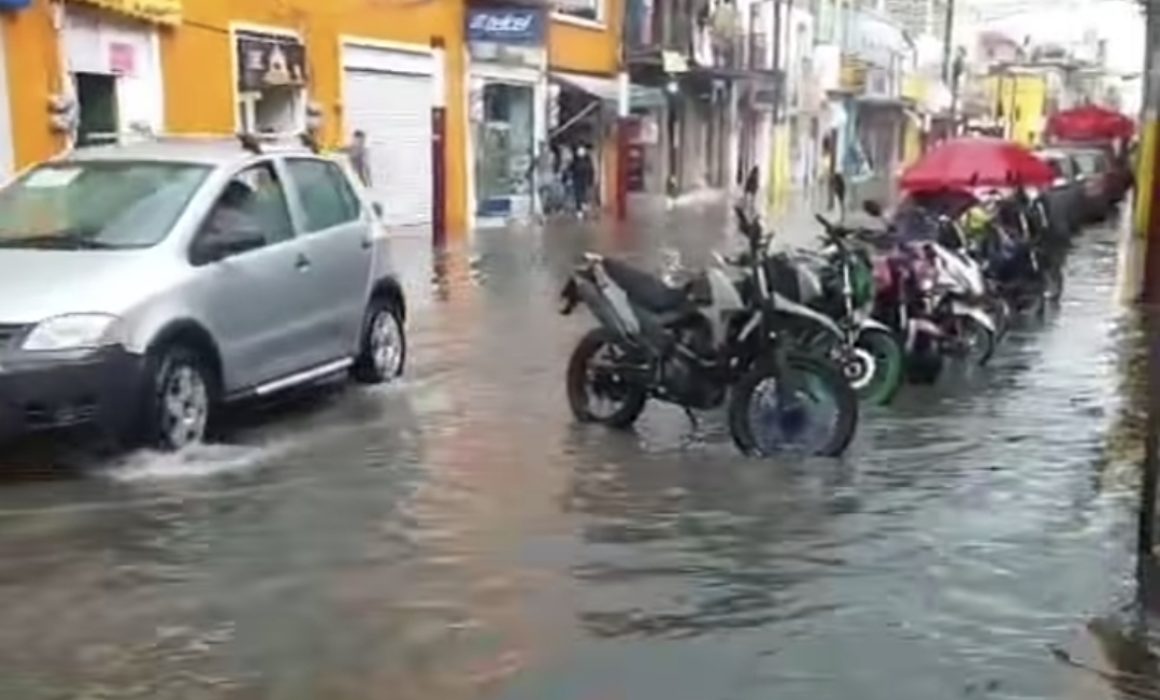 Lluvia y viento evidencian añejo problema de inundaciones en Texcoco