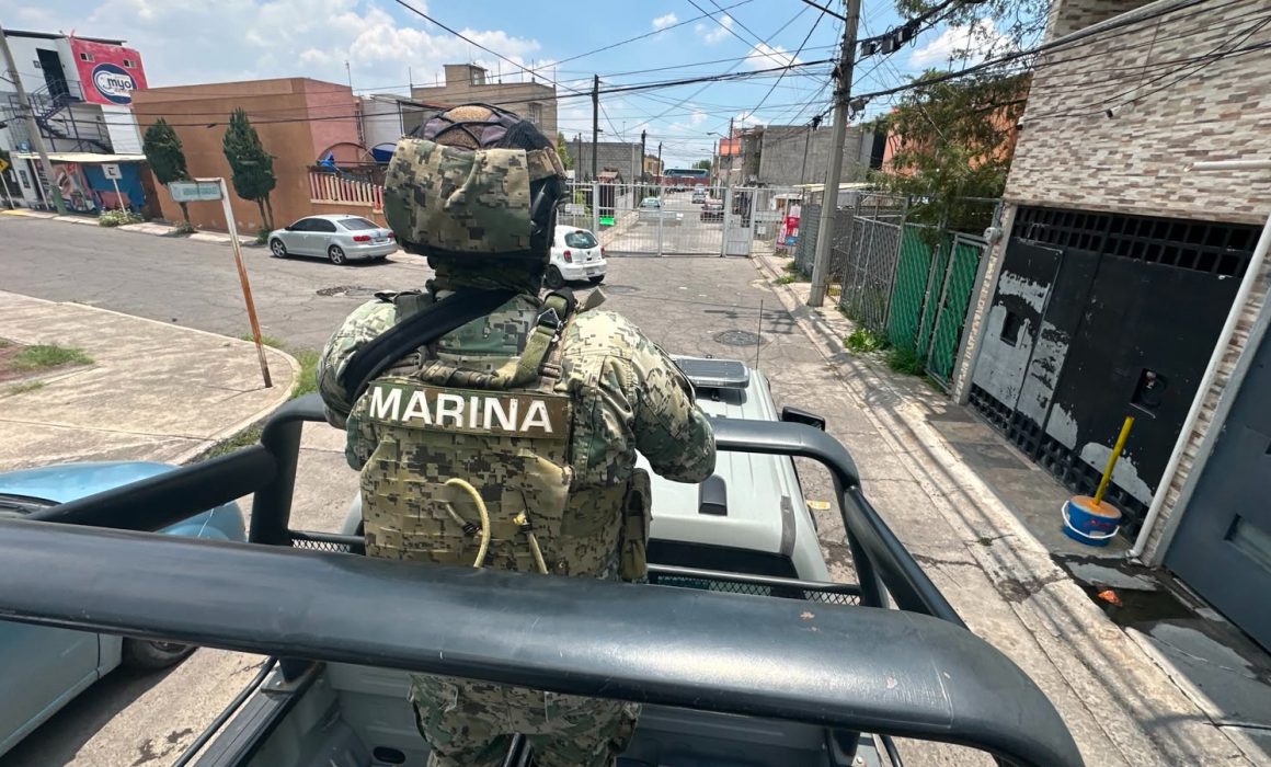 Mantiene sujeto armado a rehenes en vivienda de Tecámac