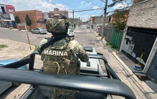 Mantiene sujeto armado a rehenes en vivienda de Tecámac