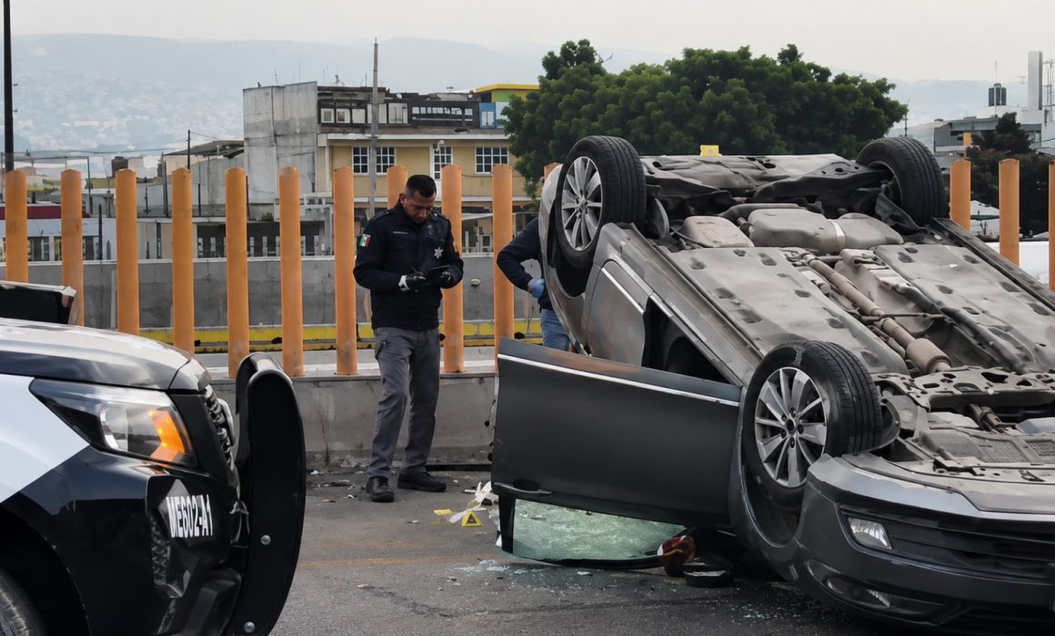 Muere mujer de la tercera edad al volcar su auto en la México-Puebla