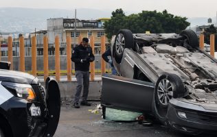 Muere mujer de la tercera edad al volcar su auto en la México-Puebla