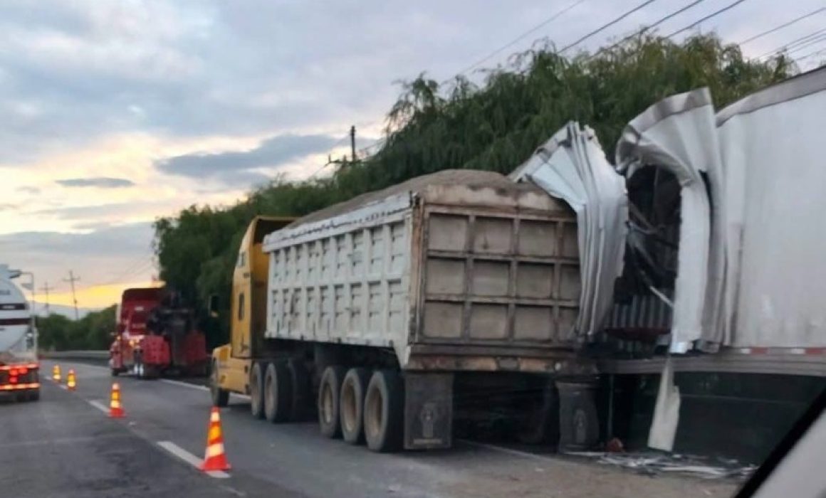 Muere operador de tráiler tras choque en la autopista Toluca-Atlacomulco