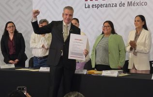 NL merece seriedad: Waldo Fernández al registrarse como aspirante