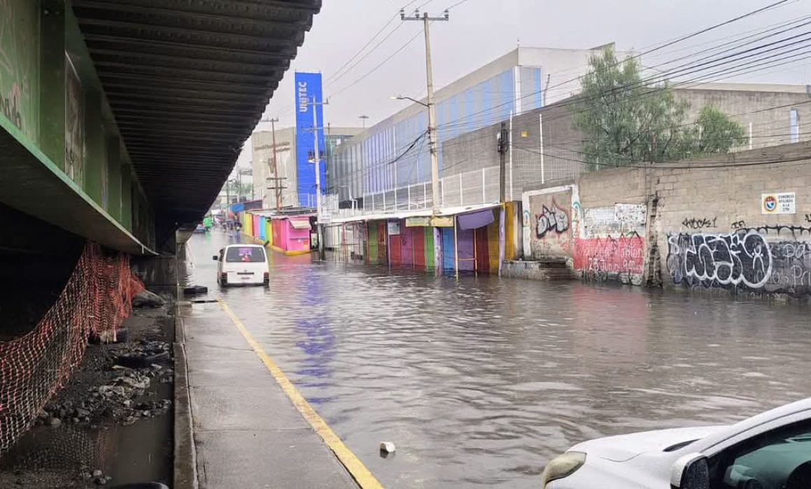 Persisten problemas por lluvias en La Paz; quedan vehículos atrapados