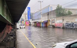 Persisten problemas por lluvias en La Paz; quedan vehículos atrapados