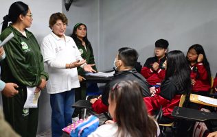 Pide Delfina a estudiantes liderar el cuidado del medio ambiente