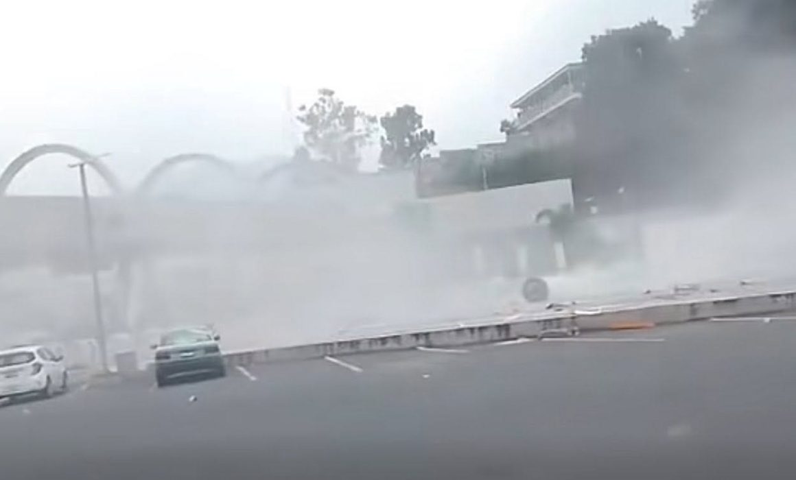 Pierde frenos y se impacta camión contra caseta en la Chamapa-Lechería