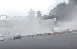 Pierde frenos y se impacta camión contra caseta en la Chamapa-Lechería