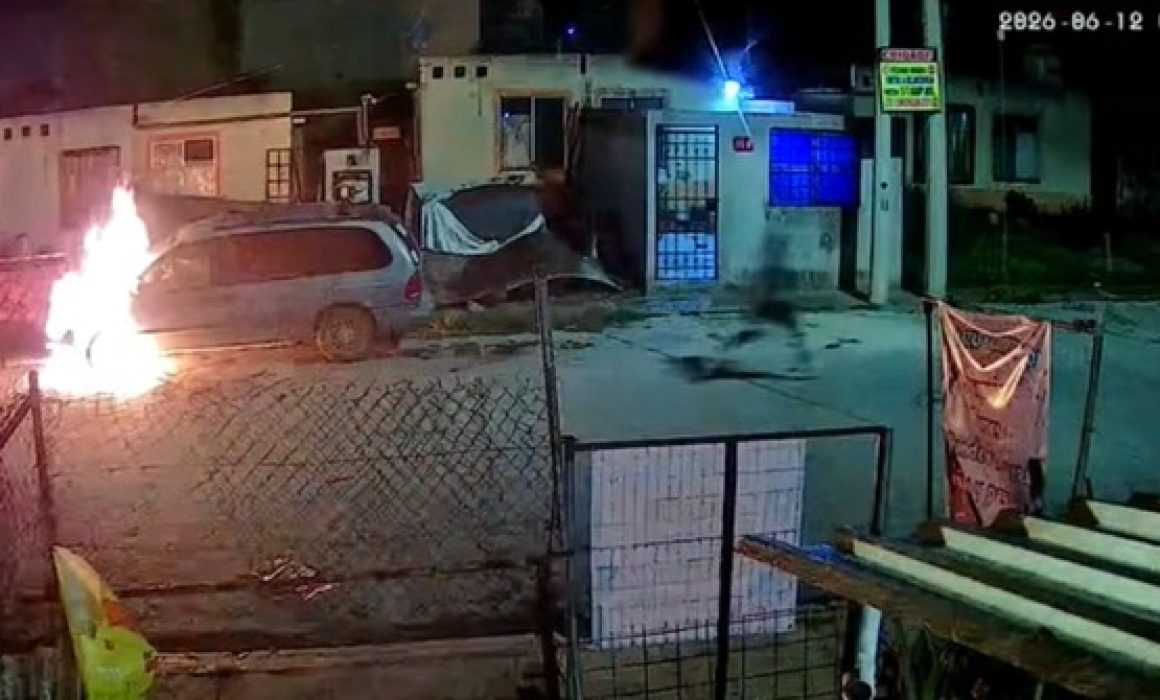Prende fuego a camioneta en Huehuetoca y logra escapar del lugar