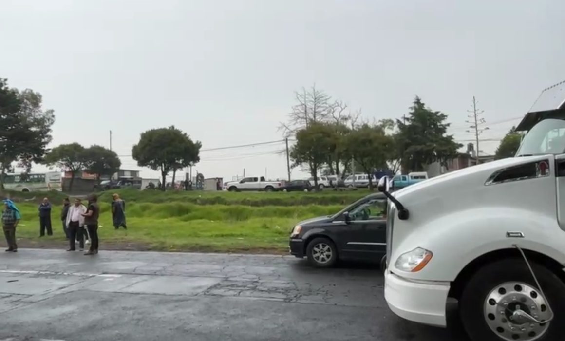 Protestan en la Toluca-Palmillas para retirar negocios ambulantes