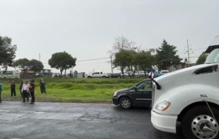 Protestan en la Toluca-Palmillas para retirar negocios ambulantes
