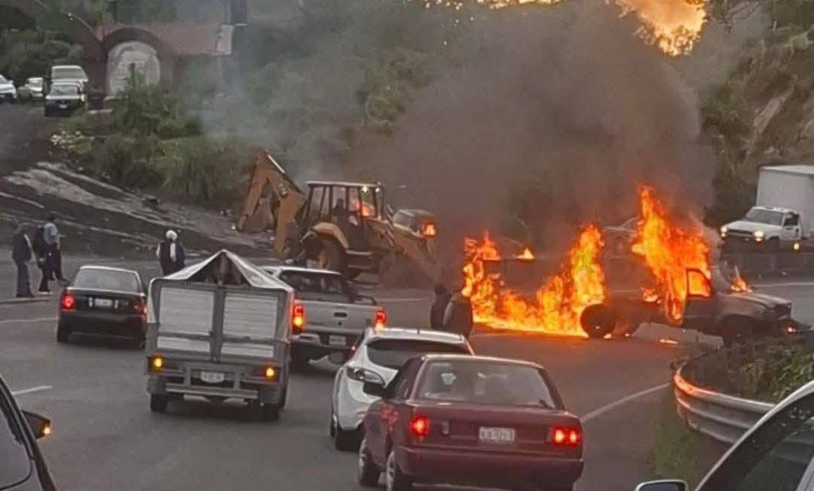 Protestan y queman vehículos en la México-Toluca por tala ilegal