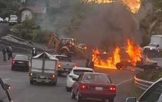 Protestan y queman vehículos en la México-Toluca por tala ilegal