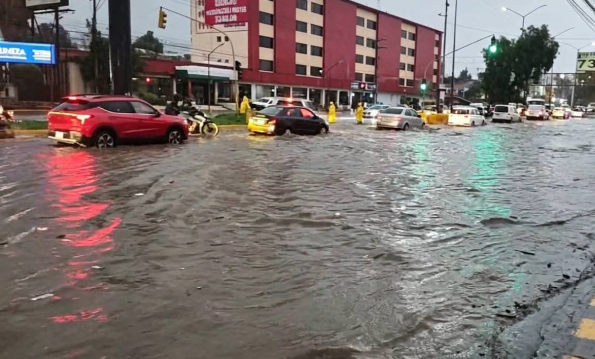 Provocan lluvias encharcamientos sobre la México-Texcoco
