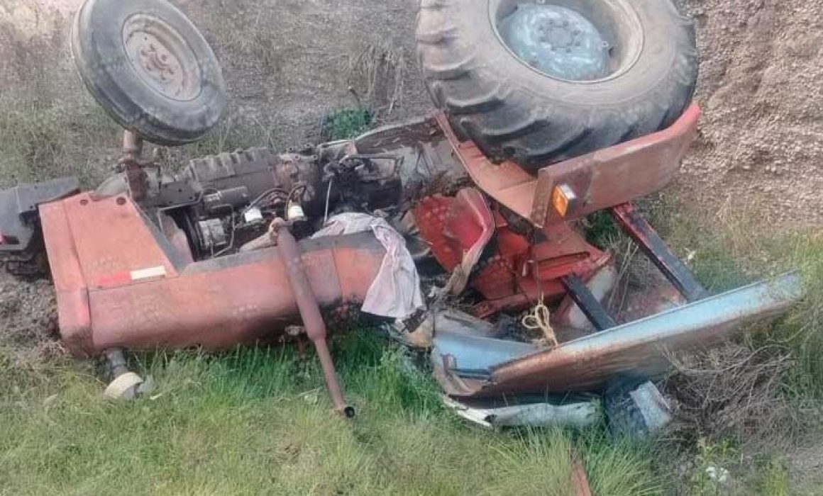 Queda aplastado por su tractor y muere en Almoloya; tenía 88 años