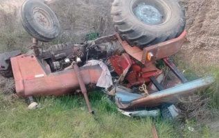 Queda aplastado por su tractor y muere en Almoloya; tenía 88 años