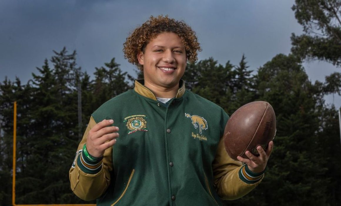 Recibe quarterback de Potros Salvajes Casco de Oro como Novato del Año