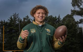 Recibe quarterback de Potros Salvajes Casco de Oro como Novato del Año